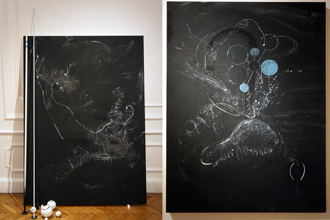 Nikolaus Gansterer, 2 drawings on blackboard: Fig. 17/01 (Meiner Ideenspur folgend), 2017, 200 x 140 cm, and Fig. 17/04 (Mir auf der zunge als ob es liegt), 2017, 140 x 100  cm