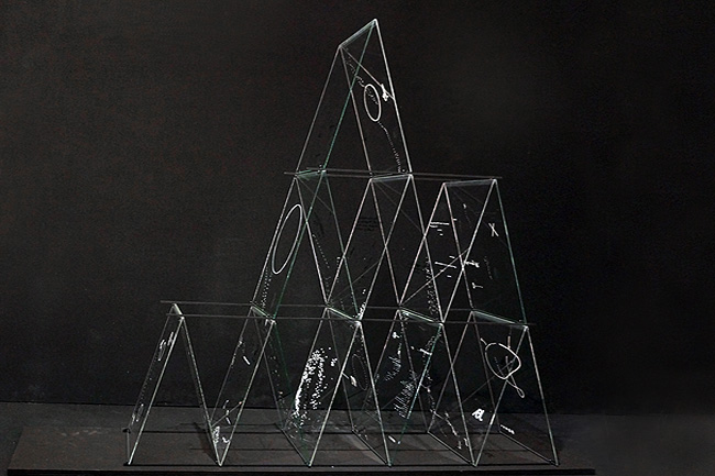 Hypothesis #10, 2013, 18 drawings on glass sheets, with white and black paint, dimensions: 22 x 90 x 90 cm